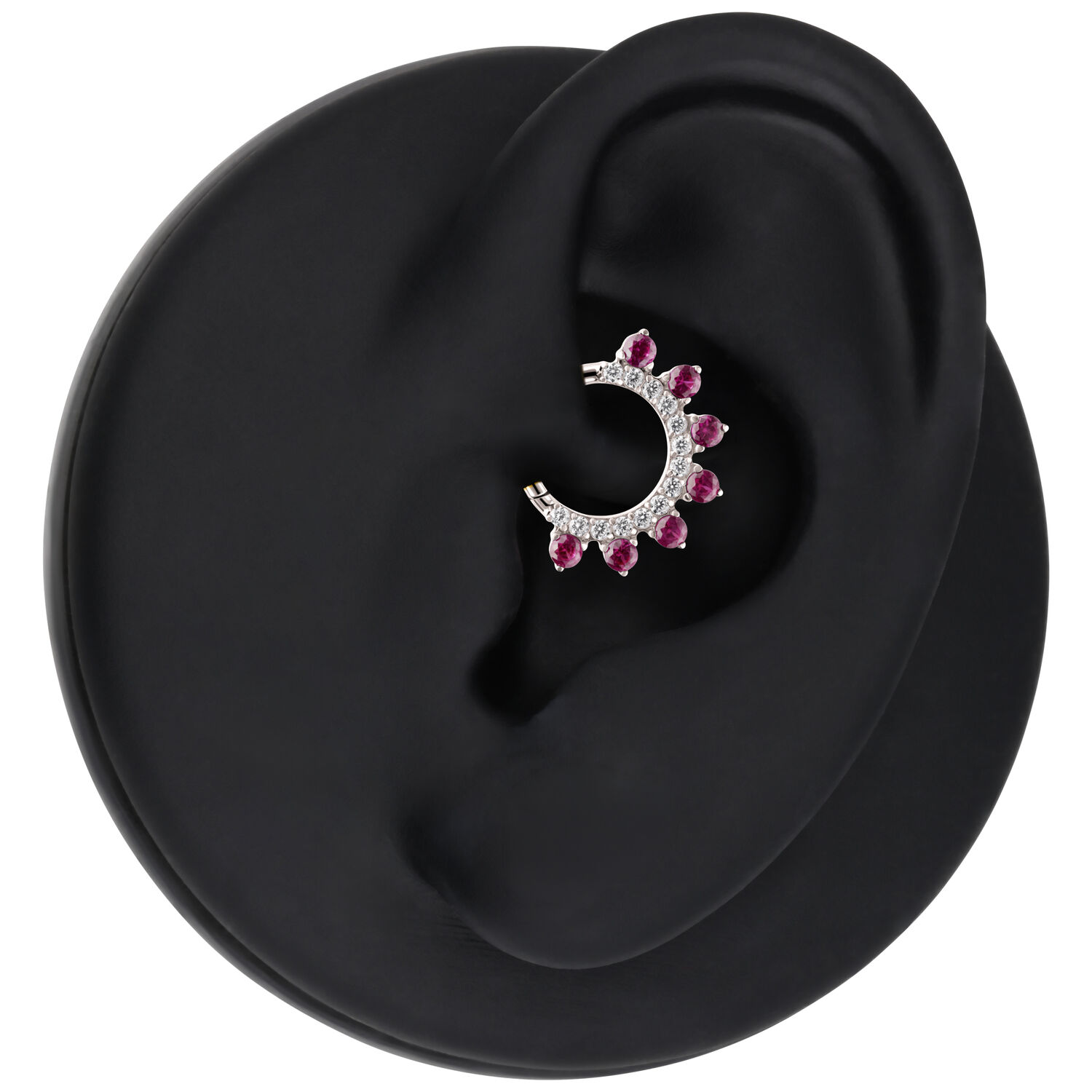 Anneau de piercing en argent avec cristaux rouges sur présentoir d'oreille noir