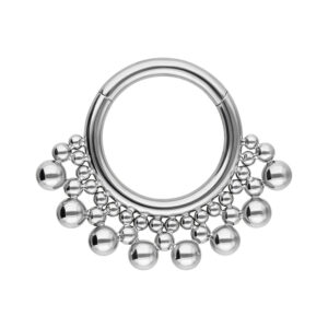 Clicker de septum argenté avec détails de boules sur fond blanc