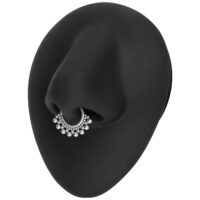 Clicker de septum argenté sur présentoir noir Clicker de septum argenté avec décor de perles sur présentoir nasal noir