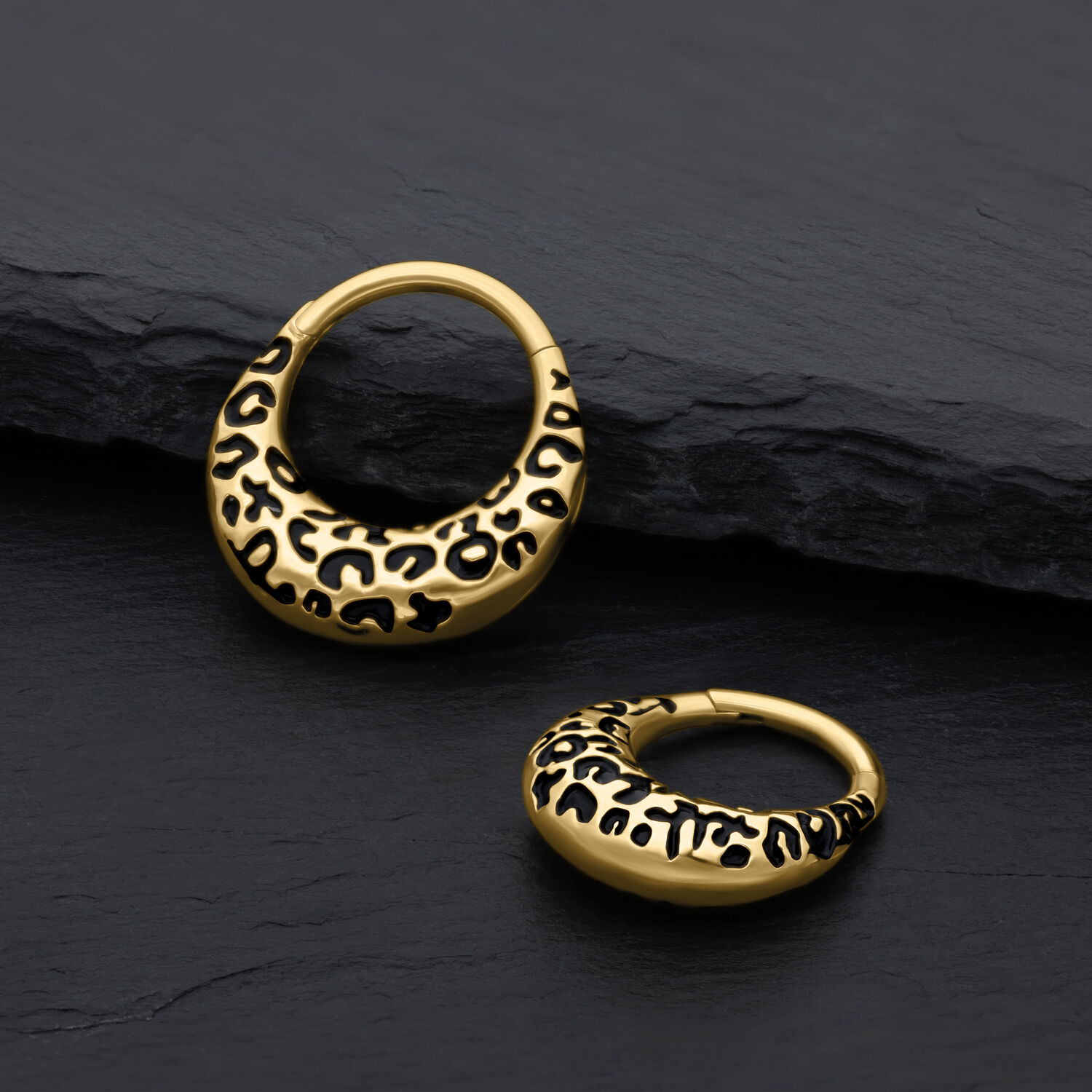Clicker de Septum à Motif Léopard Doré Deux clickers de septum dorés avec motif léopard sur fond noir