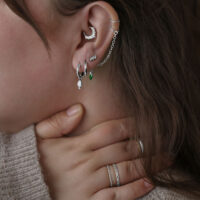 Gracia embout pour filetage interne en titane, argent Femme avec plusieurs piercings argentés à l'oreille, y compris un embout Gracia