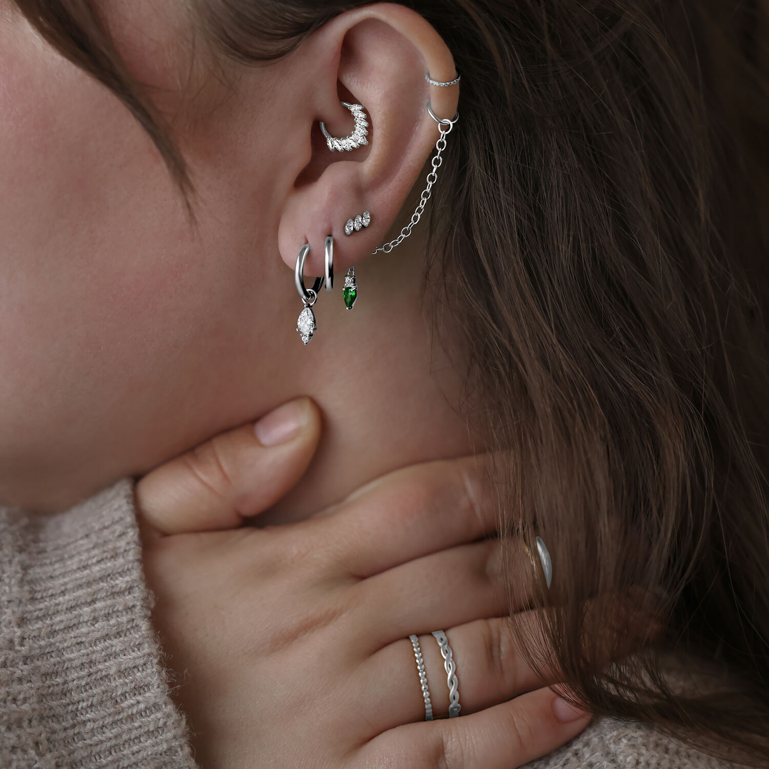 Gracia embout pour filetage interne en titane, argent Femme avec plusieurs piercings argentés à l'oreille, y compris un embout Gracia