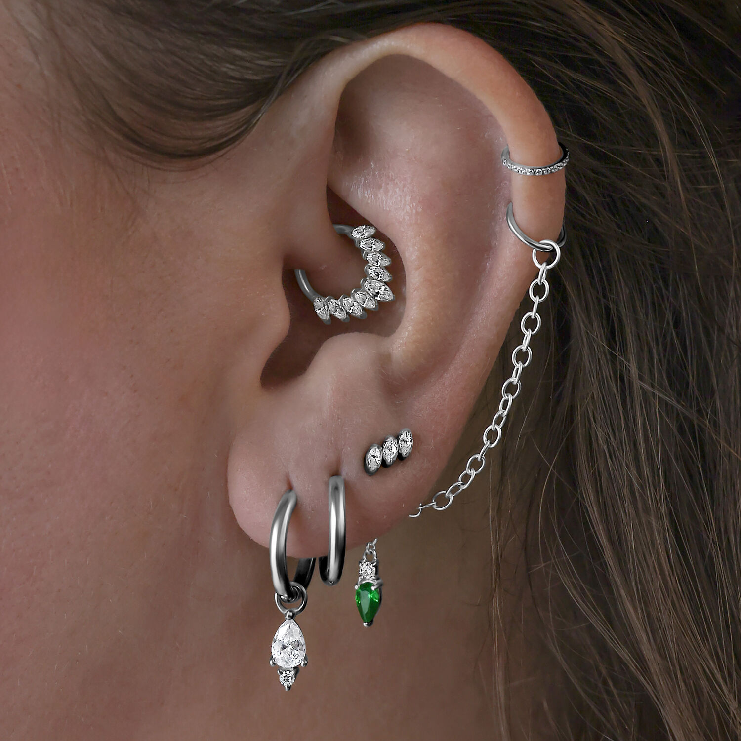 Embout de piercing en titane argenté à l'oreille Embout de piercing en titane argenté à l'oreille avec plusieurs boucles d'oreilles et chaîne