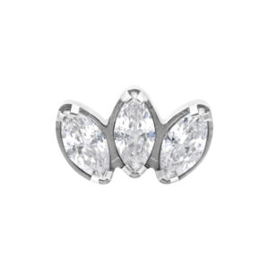 Embout Marquise argenté avec trois cristaux clairs sur fond blanc