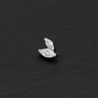Embout double marquise argenté avec pierres cristallines sur fond noir