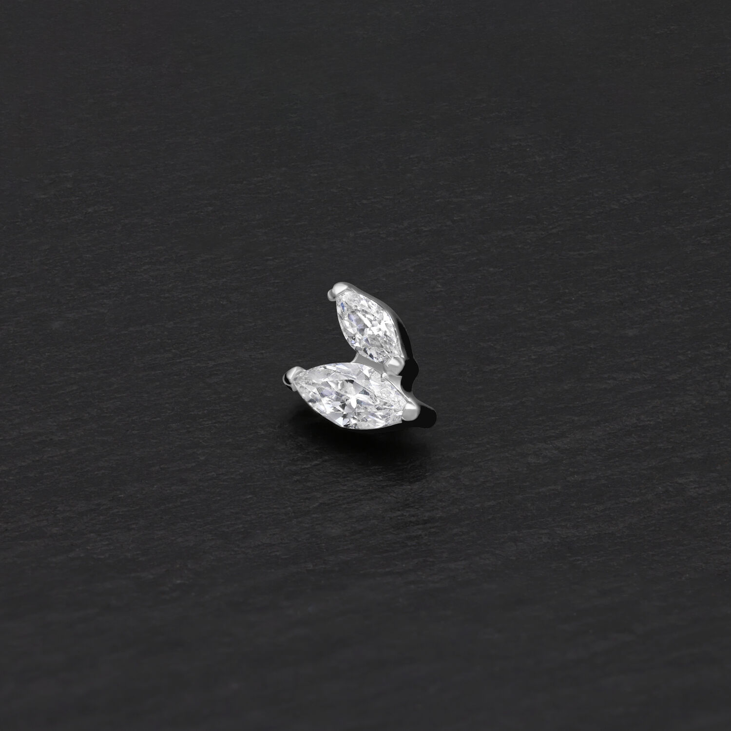 Embout double marquise argenté avec pierres cristallines sur fond noir