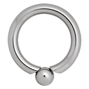 Anneau de piercing en titane argenté avec bille vissable sur fond blanc