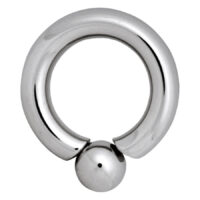 Anneau de piercing intime en titane argenté Anneau en titane argenté avec fermeture à bille sur fond blanc