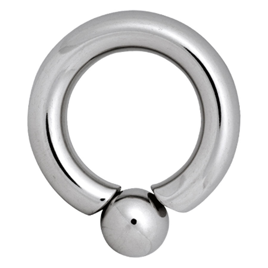 Anneau de piercing intime en titane argenté Anneau en titane argenté avec fermeture à bille sur fond blanc
