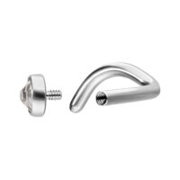 Clou de nez en argent avec cristal intégré, démonté sur fond blanc