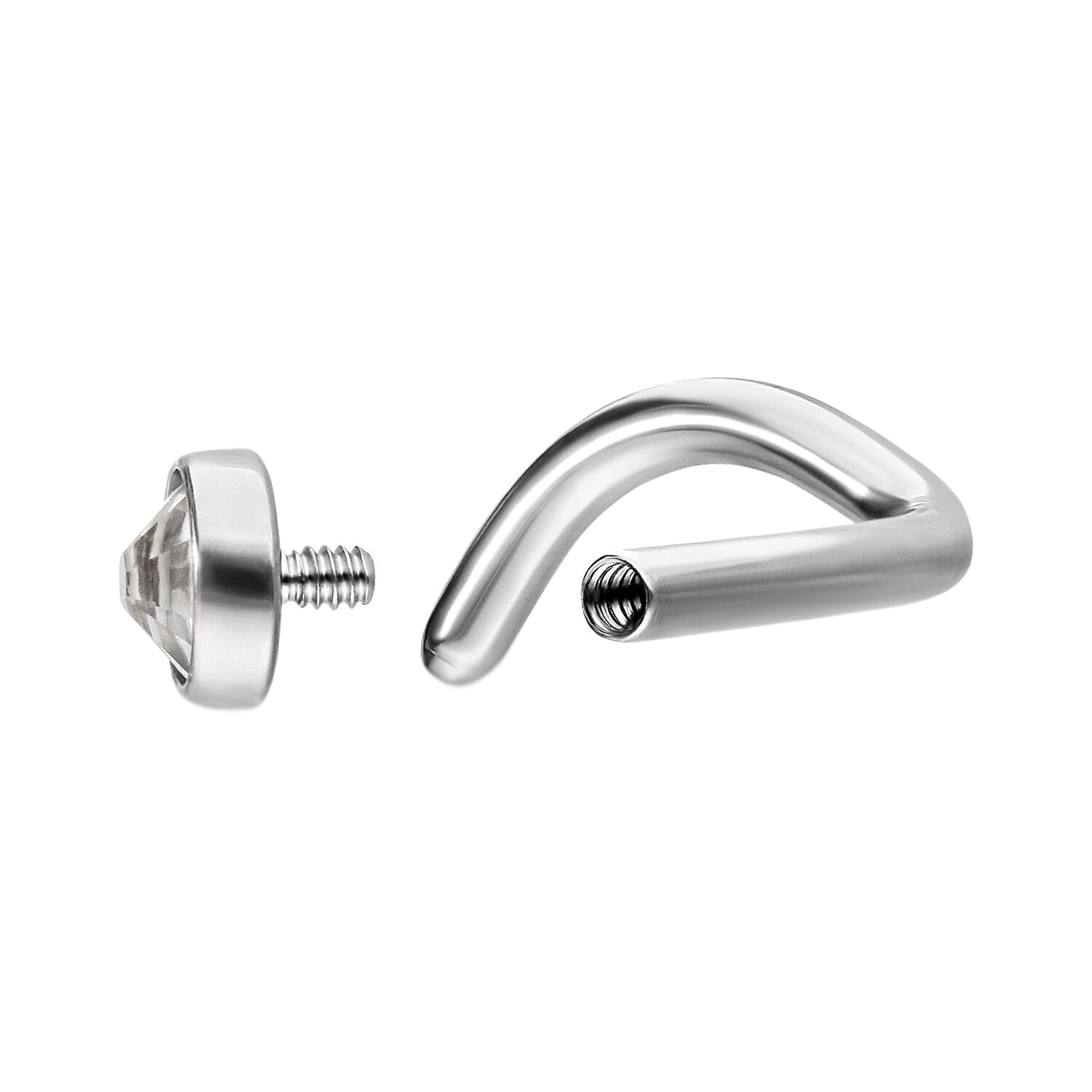 Clou de nez en argent avec cristal intégré, démonté sur fond blanc