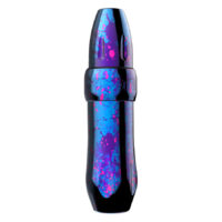 Xion Pen Cosmic Storm en rose-bleu-violet Machine à tatouer en rose, bleu et violet avec boîtier en aluminium sur fond blanc