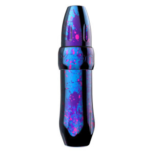 Machine à tatouer en rose, bleu et violet avec boîtier en aluminium sur fond blanc