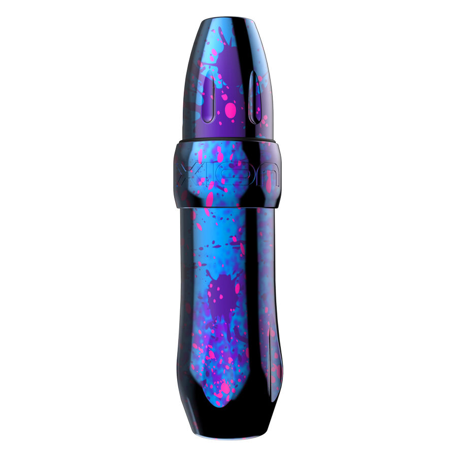 Xion Pen Cosmic Storm en rose-bleu-violet Machine à tatouer en rose, bleu et violet avec boîtier en aluminium sur fond blanc