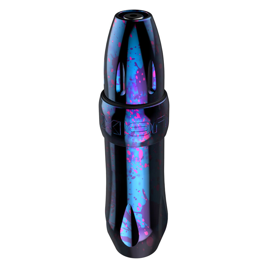 Xion Pen Cosmic Storm en rose, bleu, violet Stylo de tatouage en rose, bleu et violet sur fond blanc