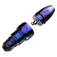 Xion Pen Cosmic Storm en rose et bleu Stylo à tatouer en rose, bleu et violet sur fond blanc