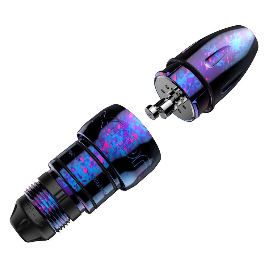 Xion Pen Cosmic Storm en rose et bleu Stylo à tatouer en rose, bleu et violet sur fond blanc