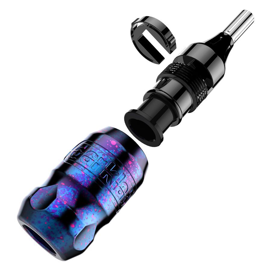 Xion Pen Cosmic Storm en rose et bleu Xion Pen Cosmic Storm en rose et bleu avec boîtier en aluminium sur fond blanc