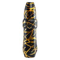 FK Irons Spektra Xion Pen en Noir-Or Stylo de tatouage en noir avec motifs dorés sur fond blanc