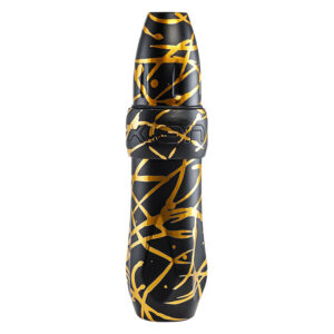 Stylo de tatouage en noir avec motifs dorés sur fond blanc