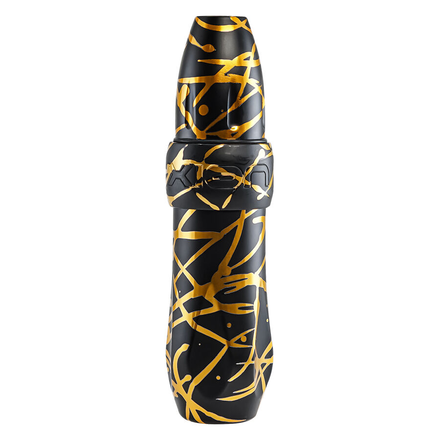 FK Irons Spektra Xion Pen en Noir-Or Stylo de tatouage en noir avec motifs dorés sur fond blanc