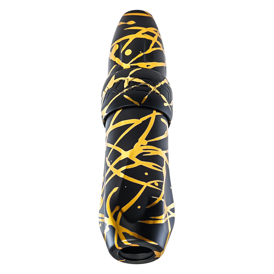 FK Irons Spektra Xion Pen Noir-Or Stylo de tatouage noir avec décorations dorées sur fond blanc