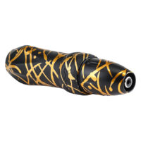 FK Irons Spektra Xion Pen en noir et or Machine à tatouer Spektra Xion Pen en noir avec motifs dorés sur fond blanc