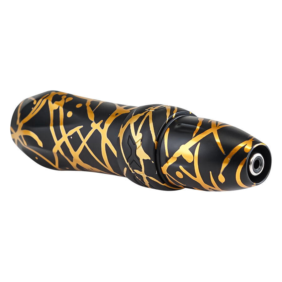 FK Irons Spektra Xion Pen en noir et or Machine à tatouer Spektra Xion Pen en noir avec motifs dorés sur fond blanc