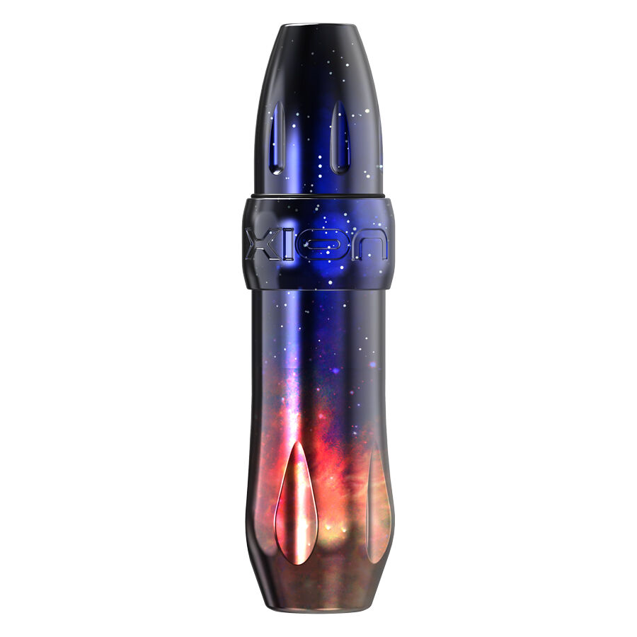 Xion Pen Nebula en rouge et bleu foncé Machine à tatouer en rouge, orange, noir et bleu foncé sur fond blanc