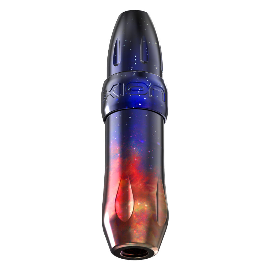 Xion Pen Nebula en rouge-bleu avec aluminium Stylo de tatouage en rouge, orange et bleu foncé avec finition en aluminium sur fond blanc