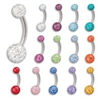 Piercing de nombril avec cristaux colorés Différents bananabells en titane avec cristaux colorés sur fond blanc