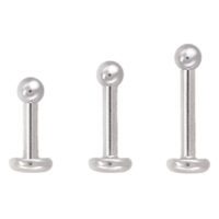 Labret en titane argenté avec boule Trois labrets argentés en titane avec boule sur fond blanc