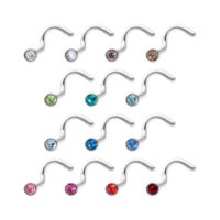 Clou de nez en titane avec cristaux colorés Différents clous de nez en titane avec cristaux colorés sur fond blanc