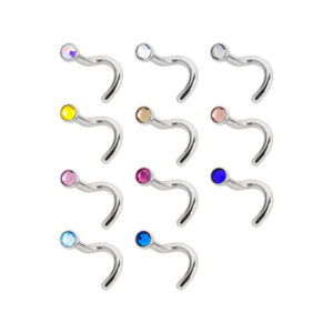Piercing nasal en titane argenté avec cristaux colorés sur fond blanc