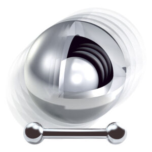 Piercing à hochet argenté avec design de boule mobile sur fond blanc