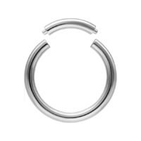 Anneau segment argenté en titane, 1,6 mm Anneau segment argenté en titane sur fond blanc avec fermeture ouverte