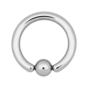 Silberner Titan-Clip-in-Ring mit Kugel, auf weißem Hintergrund