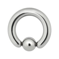 Bague Clip in Ball basique en titane argenté Bague Clip in Ball en titane argenté sur fond blanc
