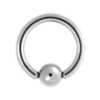 Clip en anneau boule en titane argenté, 6-14 mm Clip en anneau boule en titane argenté sur fond blanc