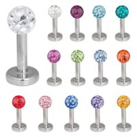 Labret en titane multicolore avec pierres précieuses Différents labrets multicolores avec cristaux sur fond blanc
