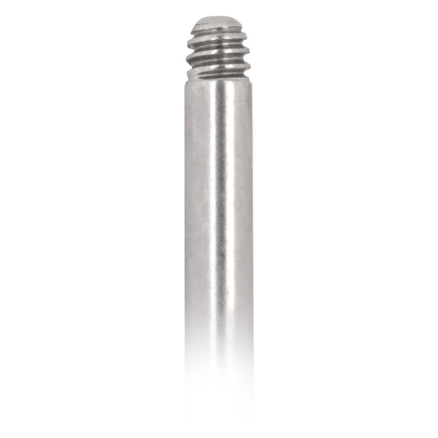 Labret argenté en titane avec filetage externe sur fond blanc
