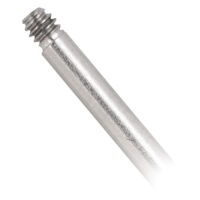 Barbell en titane 18mm avec filetage externe Barre en titane argentée avec filetage externe sur fond blanc