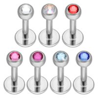 Labret en titane avec cristaux, différentes couleurs Labrets en titane argenté avec cristaux clairs, rouges, roses et bleus sur fond blanc
