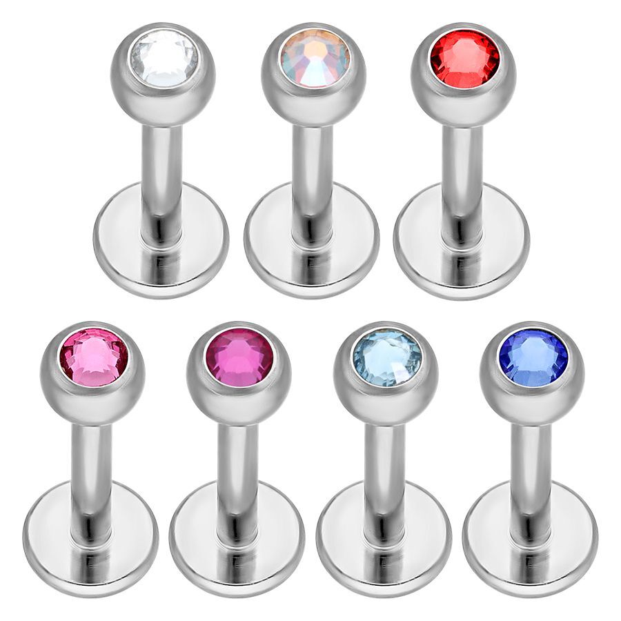 Labret en titane avec cristaux, différentes couleurs Labrets en titane argenté avec cristaux clairs, rouges, roses et bleus sur fond blanc