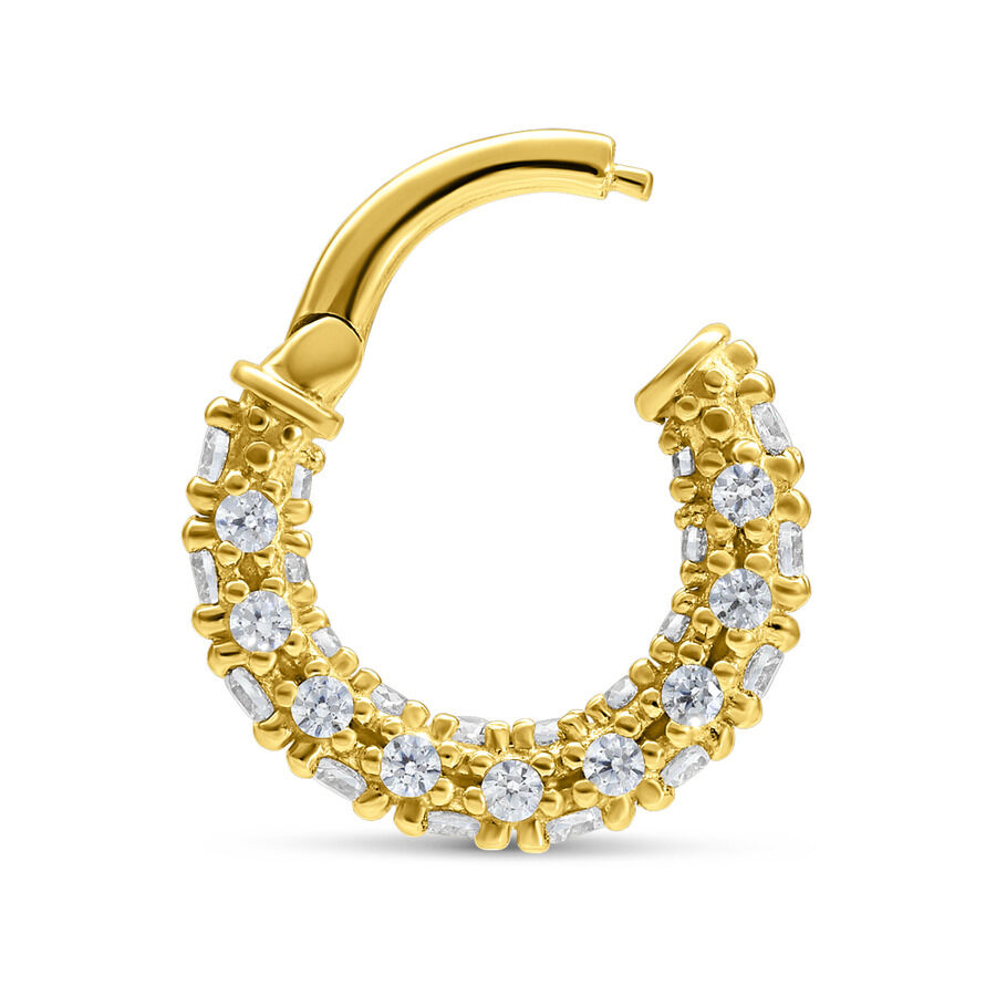 18K Goldpiercingring mit Kristallen Goldener Piercingring mit klaren Kristallen auf weißem Hintergrund