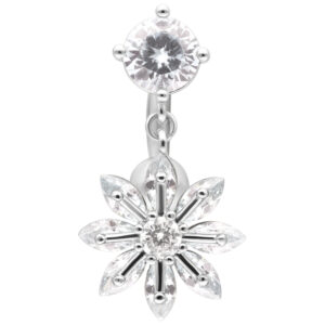Piercing bananabell en argent avec pendentif fleur et cristal clair sur fond blanc