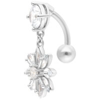Banane fleurie argentée avec cristaux Banane argentée avec pendentif fleur et cristaux clairs sur fond blanc