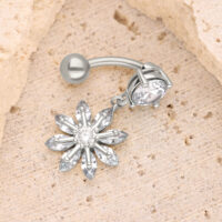 Piercing de nombril fleur argentée avec cristal Piercing bananabell argenté avec pendentif en cristal en forme de fleur sur fond sable