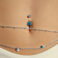 Banane en cristal turquoise avec chaîne Nombril avec cristal turquoise et chaîne sur peau