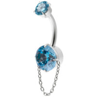 Piercing de nombril avec cristaux turquoises Piercing de nombril avec deux cristaux turquoises et une chaîne, dans un design ondulé sur fond blanc